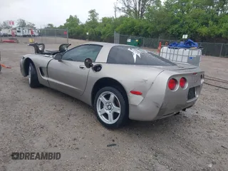1998 Chevrolet Corvette z VIN 1G1YY22G6W5130421, wystawiony jako IAAI lot #42352420 z przebiegiem 179 148 mil mil oraz . Historia ofert i sprzedaży dostępna na DreamBid. Obrazek 3.