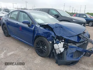 2025 Toyota Camry LE z VIN 4T1DAACK7SU034414, wystawiony jako IAAI lot #42402941 z przebiegiem 22 553 mil mil oraz . Historia ofert i sprzedaży dostępna na DreamBid. Obrazek 1.