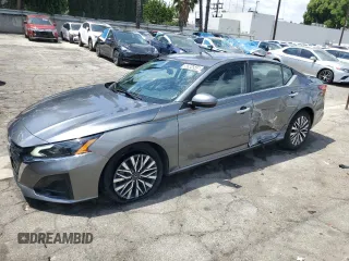 2023 Nissan Altima SV z VIN 1N4BL4DV7PN317631, wystawiony jako Copart lot #56984545 z przebiegiem 69 067 mil mil oraz Szkoda całkowita • Salvage title. Historia ofert i sprzedaży dostępna na DreamBid. Obrazek 1.