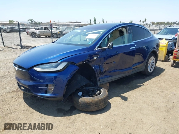 2017 Tesla Model X 90D z VIN 5YJXCBE24HF044656, wystawiony jako IAAI lot #40054420 z przebiegiem 137 621 mil mil oraz . Historia ofert i sprzedaży dostępna na DreamBid. Obrazek 20.