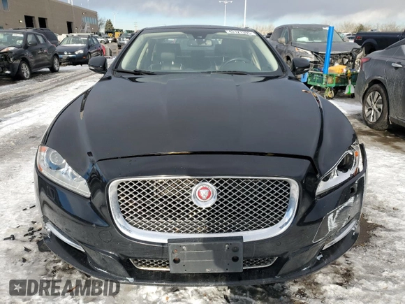 2015 Jaguar XJ Portfolio z VIN SAJWJ2GD4F8V79582, wystawiony jako Copart lot #42121395 z przebiegiem 65 017 mil mil oraz Szkoda całkowita • Salvage title. Historia ofert i sprzedaży dostępna na DreamBid. Obrazek 5.