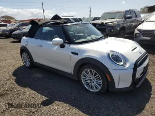 2024 MINI Convertible Cooper S z VIN WMW43DL08R3S00631, wystawiony jako Copart lot #49013325 z przebiegiem 13 760 mil mil oraz Czysty tytuł • Clean title. Historia ofert i sprzedaży dostępna na DreamBid. Obrazek 4.