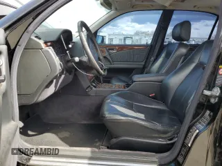 1999 Mercedes-Benz E 320 z VIN WDBJF65H6XA858046, wystawiony jako Copart lot #49115495 z przebiegiem Nie podano mil oraz Czysty tytuł • Clean title. Historia ofert i sprzedaży dostępna na DreamBid. Obrazek 7.