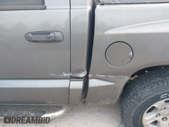 2007 Dodge Dakota SLT z VIN 1D7HW48P57S216313, wystawiony jako IAAI lot #41319321 z przebiegiem 116 712 mil mil oraz . Historia ofert i sprzedaży dostępna na DreamBid. Obrazek 12.