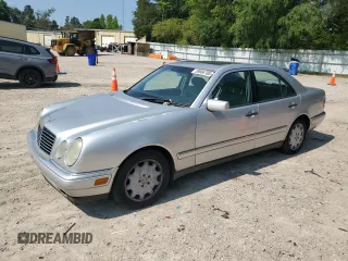 1999 Mercedes-Benz E z VIN WDBJF25H8XA834890, wystawiony jako Copart lot #59666785 z przebiegiem 428 658 mil mil oraz Czysty tytuł • Clean title. Historia ofert i sprzedaży dostępna na DreamBid. Obrazek 1.