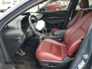 2023 Mazda CX-30 S Premium z VIN 3MVDMBDM5PM538276, wystawiony jako Copart lot #54654615 z przebiegiem 35 629 mil mil oraz Szkoda całkowita • Salvage title. Historia ofert i sprzedaży dostępna na DreamBid. Obrazek 7.
