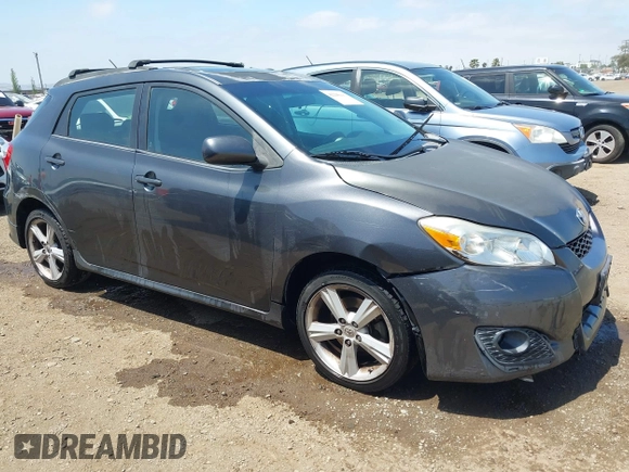 2009 Toyota Matrix S z VIN 2T1LE40E99C010143, wystawiony jako IAAI lot #42298942 z przebiegiem 183 300 mil mil oraz . Historia ofert i sprzedaży dostępna na DreamBid. Obrazek 1.