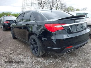 2014 Chrysler 200 Touring z VIN 1C3CCBBG9EN176683, wystawiony jako IAAI lot #42060591 z przebiegiem 115 408 mil mil oraz . Historia ofert i sprzedaży dostępna na DreamBid. Obrazek 3.