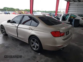 2013 BMW 3 Series 328i z VIN WBA3C1C51DK105056, wystawiony jako IAAI lot #42243999 z przebiegiem 92 659 mil mil oraz . Historia ofert i sprzedaży dostępna na DreamBid. Obrazek 3.