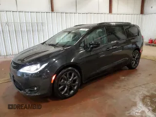 2018 Chrysler Pacifica Touring Plus z VIN 2C4RC1FG8JR233947, wystawiony jako Copart lot #57619425 z przebiegiem 62 868 mil mil oraz Czysty tytuł • Clean title. Historia ofert i sprzedaży dostępna na DreamBid. Obrazek 1.