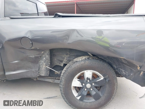 2017 Ram 1500 SLT z VIN 1C6RR7GG3HS663434, wystawiony jako IAAI lot #41696570 z przebiegiem 146 221 mil mil oraz . Historia ofert i sprzedaży dostępna na DreamBid. Obrazek 6.