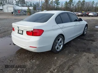 2015 BMW 3 Series 328i xDrive z VIN WBA3B5C51FF959597, wystawiony jako IAAI lot #41531841 z przebiegiem 143 424 mil mil oraz . Historia ofert i sprzedaży dostępna na DreamBid. Obrazek 4.