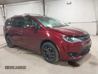 2020 Chrysler Pacifica Launch Edition z VIN 2C4RC3BG1LR278829, wystawiony jako IAAI lot #41874678 z przebiegiem 97 805 mil mil oraz . Historia ofert i sprzedaży dostępna na DreamBid. Obrazek 1.