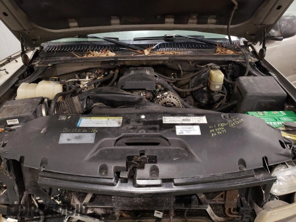 2000 Chevrolet Suburban with VIN 1GNFK16T9YJ169393, listed as a Copart auction lot 84970004 with 304,002 mi miles and Salvage Title. Bid and sale history available at carsss.com. Image 12.
