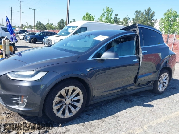 2016 Tesla Model X 70D z VIN 5YJXCAE25GF018477, wystawiony jako IAAI lot #42208404 z przebiegiem 99 380 mil mil oraz . Historia ofert i sprzedaży dostępna na DreamBid. Obrazek 6.