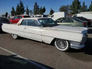 1964 Cadillac DeVille z VIN 64J117131, wystawiony jako Copart lot #79055844 z przebiegiem 75 803 mil mil oraz Czysty tytuł • Clean title. Historia ofert i sprzedaży dostępna na DreamBid. Obrazek 4.