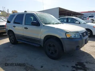2005 Ford Escape XLT with VIN 1FMYU93135KC44135, listed as a IAAI auction lot 42002351 with 185,569 mi miles. Bid and sale history available at carsss.com. Image 1.