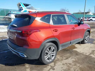 2021 Kia Seltos S z VIN KNDEUCAA5M7226700, wystawiony jako IAAI lot #41525957 z przebiegiem 45 963 mil mil oraz . Historia ofert i sprzedaży dostępna na DreamBid. Obrazek 4.