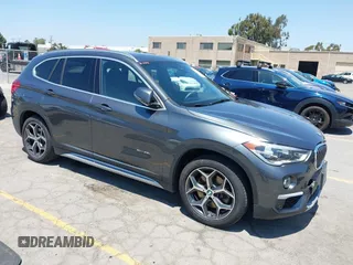 2017 BMW X1 xDrive28i z VIN WBXHT3C39H5F70293, wystawiony jako IAAI lot #42702843 z przebiegiem 93 451 mil mil oraz . Historia ofert i sprzedaży dostępna na DreamBid. Obrazek 1.