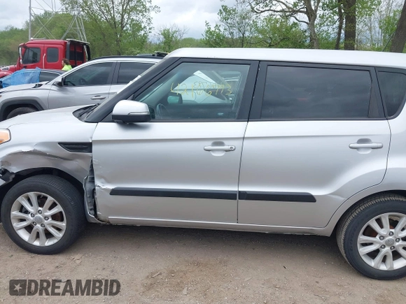 2013 Kia Soul + z VIN KNDJT2A63D7761273, wystawiony jako IAAI lot #42166793 z przebiegiem 134 647 mil mil oraz . Historia ofert i sprzedaży dostępna na DreamBid. Obrazek 14.