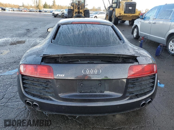 2010 Audi R8 z VIN WUAAUAFG0AN000963, wystawiony jako Copart lot #84955394 z przebiegiem 96 738 mil mil oraz Szkody całkowita. Historia ofert i sprzedaży dostępna na DreamBid. Obrazek 6.