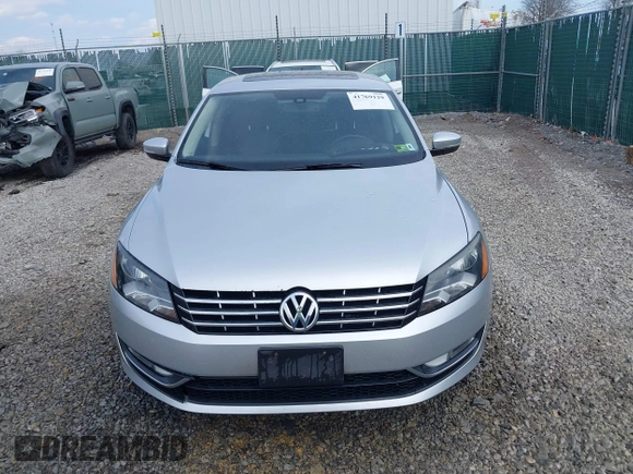 2014 Volkswagen Passat SEL Premium z VIN 1VWCN7A34EC091762, wystawiony jako IAAI lot #41769129 z przebiegiem 106 779 mil mil oraz . Historia ofert i sprzedaży dostępna na DreamBid. Obrazek 12.