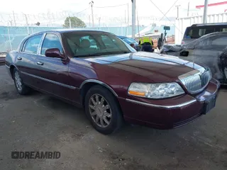 2006 Lincoln Town Car Signature Limited z VIN 1LNHM82W46Y627474, wystawiony jako IAAI lot #41962894 z przebiegiem 72 889 mil mil oraz . Historia ofert i sprzedaży dostępna na DreamBid. Obrazek 1.