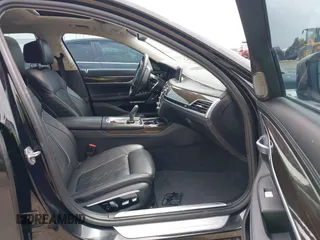 2017 BMW 7 Series 750i z VIN WBA7F0C31HGM22135, wystawiony jako IAAI lot #41919264 z przebiegiem 63 226 mil mil oraz . Historia ofert i sprzedaży dostępna na DreamBid. Obrazek 5.