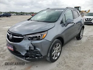 2020 Buick Encore Essence z VIN KL4CJGSB6LB047540, wystawiony jako Copart lot #48350565 z przebiegiem 40 156 mil mil oraz Nie do naprawy. Historia ofert i sprzedaży dostępna na DreamBid. Obrazek 1.