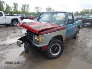 1992 GMC Sonoma z VIN 1GTCS14A9N8529102, wystawiony jako IAAI lot #42268788 z przebiegiem 83 781 mil mil oraz . Historia ofert i sprzedaży dostępna na DreamBid. Obrazek 2.