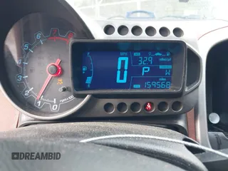 2014 Chevrolet Sonic LT z VIN 1G1JC5SH6E4101466, wystawiony jako IAAI lot #42283152 z przebiegiem 159 568 mil mil oraz . Historia ofert i sprzedaży dostępna na DreamBid. Obrazek 7.