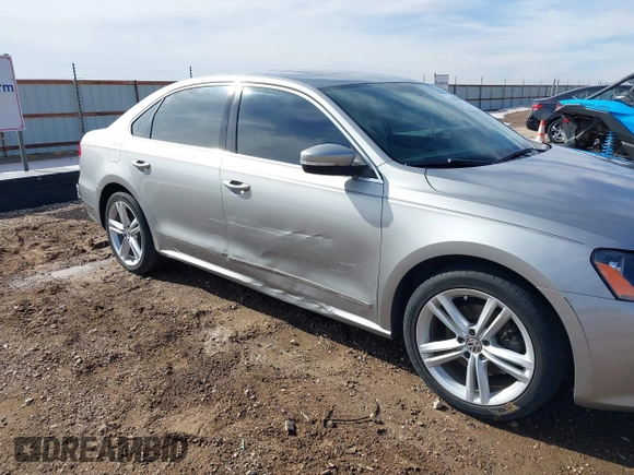 2014 Volkswagen Passat SEL Premium z VIN 1VWCN7A33EC013425, wystawiony jako IAAI lot #41381958 z przebiegiem 104 692 mil mil oraz . Historia ofert i sprzedaży dostępna na DreamBid. Obrazek 6.