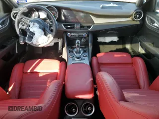 2023 Alfa Romeo Giulia Veloce z VIN ZARFAMBN3P7669720, wystawiony jako Copart lot #71824654 z przebiegiem 10 965 mil mil oraz Szkody całkowita. Historia ofert i sprzedaży dostępna na DreamBid. Obrazek 8.