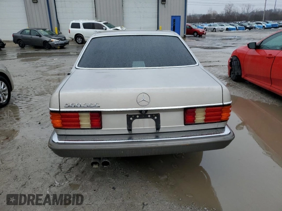 1988 Mercedes-Benz 560 with VIN WDBCA45D9JA411517, listed as a Copart auction lot 46978105 with 298,725 mi miles and Clean Title. Bid and sale history available at DreamBid. Image 6.