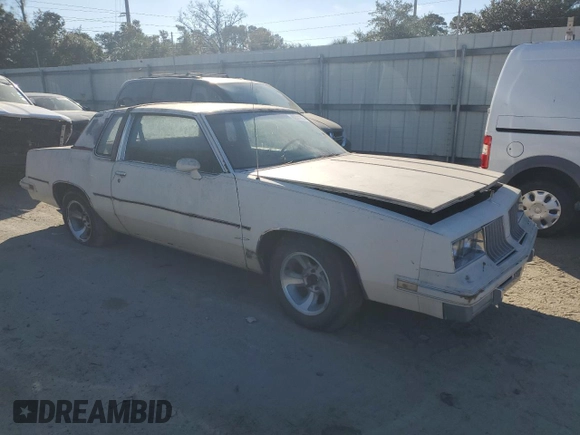 1984 Oldsmobile Cutlass Supreme z VIN 1G3AR47A5EM432583, wystawiony jako Copart lot #82311834 z przebiegiem 39 640 mil mil oraz Czysty tytuł • Clean title. Historia ofert i sprzedaży dostępna na DreamBid. Obrazek 4.