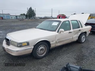 1996 Lincoln Town Car Cartier z VIN 1LNLM83WXTY652495, wystawiony jako IAAI lot #41538281 z przebiegiem 221 804 mil mil oraz . Historia ofert i sprzedaży dostępna na DreamBid. Obrazek 2.