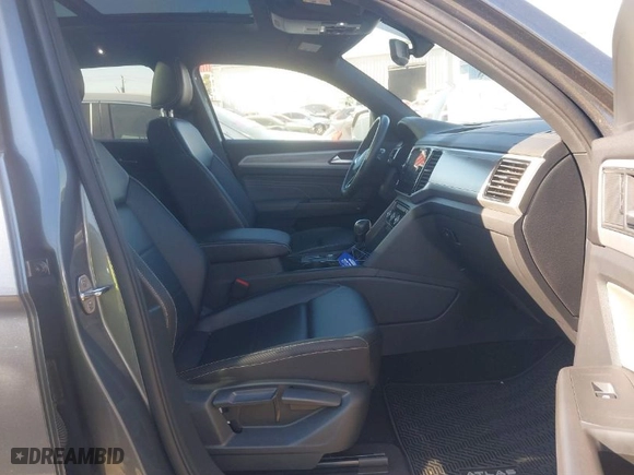 2022 Volkswagen Atlas Cross Sport 3.6L V6 SE w/Technology with VIN 1V2JE2CA6NC208457, listed as a IAAI auction lot 40999391 with 40,409 mi miles. Bid and sale history available at carsss.com. Image 5.