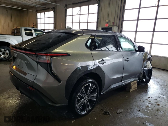 2023 Toyota bZ4X XLE z VIN JTMABACA4PA020538, wystawiony jako Copart lot #81643063 z przebiegiem 4 171 mil mil oraz . Historia ofert i sprzedaży dostępna na DreamBid. Obrazek 3.