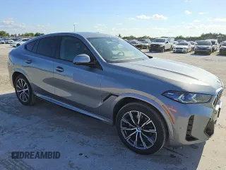 2025 BMW X6 xDrive40i z VIN 5UX33EX02S9W99295, wystawiony jako Copart lot #56997185 z przebiegiem 31 308 mil mil oraz Tytuł czysty. Historia ofert i sprzedaży dostępna na DreamBid. Obrazek 4.