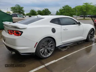 2023 Chevrolet Camaro ZL1 z VIN 1G1FK1R64P0104947, wystawiony jako Copart lot #56560435 z przebiegiem 17 503 mil mil oraz Szkody całkowita. Historia ofert i sprzedaży dostępna na DreamBid. Obrazek 3.