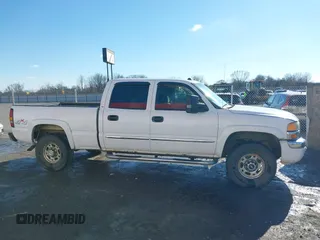 2005 GMC Sierra 1500HD SLT z VIN 1GTGK13U05F811217, wystawiony jako IAAI lot #41253560 z przebiegiem 338 891 mil mil oraz . Historia ofert i sprzedaży dostępna na DreamBid. Obrazek 13.