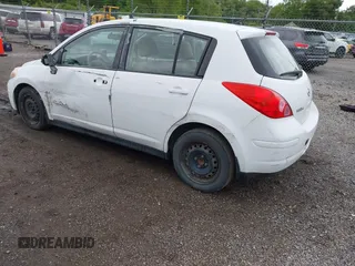 2009 Nissan Versa SL z VIN 3N1BC13E19L401296, wystawiony jako IAAI lot #42326812 z przebiegiem 178 756 mil mil oraz . Historia ofert i sprzedaży dostępna na DreamBid. Obrazek 3.