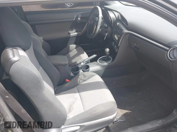 2015 Scion tC z VIN JTKJF5C75FJ012021, wystawiony jako IAAI lot #42143878 z przebiegiem 127 235 mil mil oraz . Historia ofert i sprzedaży dostępna na DreamBid. Obrazek 5.