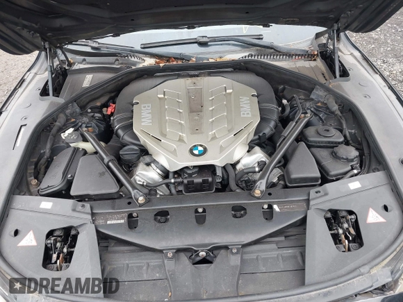 2011 BMW 7 Series 750i xDrive z VIN WBAKC6C53BC394697, wystawiony jako IAAI lot #42505414 z przebiegiem Nie podano mil oraz . Historia ofert i sprzedaży dostępna na DreamBid. Obrazek 10.