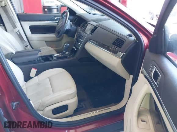 2014 Lincoln MKS z VIN 1LNHL9DK0EG606497, wystawiony jako IAAI lot #42279603 z przebiegiem 129 972 mil mil oraz . Historia ofert i sprzedaży dostępna na DreamBid. Obrazek 5.