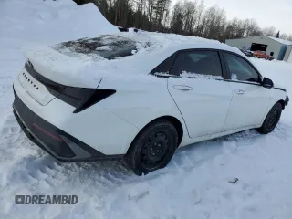 2024 Hyundai Elantra SEL z VIN KMHLM4DG0RU736051, wystawiony jako Copart lot #43045135 z przebiegiem 17 648 mil mil oraz Szkoda całkowita • Salvage title. Historia ofert i sprzedaży dostępna na DreamBid. Obrazek 3.