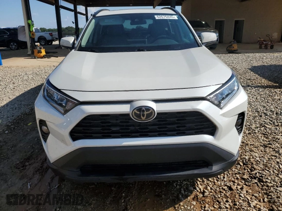 2021 Toyota RAV4 XLE Premium z VIN 2T3C1RFV0MW134008, wystawiony jako Copart lot #62676445 z przebiegiem 61 115 mil mil oraz Szkoda całkowita • Salvage title. Historia ofert i sprzedaży dostępna na DreamBid. Obrazek 5.