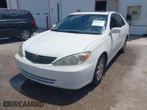 2002 Toyota Camry XLE z VIN 4T1BF32K42U035090, wystawiony jako IAAI lot #42250135 z przebiegiem 176 364 mil mil oraz . Historia ofert i sprzedaży dostępna na DreamBid. Obrazek 2.