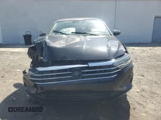 2020 Volkswagen Jetta S z VIN 3VWCB7BU9LM027339, wystawiony jako Copart lot #52256125 z przebiegiem 74 549 mil mil oraz Czysty tytuł • Clean title. Historia ofert i sprzedaży dostępna na DreamBid. Obrazek 5.