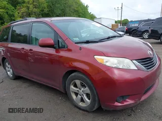 2011 Toyota Sienna LE AAS z VIN 5TDKK3DC1BS023229, wystawiony jako IAAI lot #42326263 z przebiegiem 249 693 mil mil oraz . Historia ofert i sprzedaży dostępna na DreamBid. Obrazek 1.